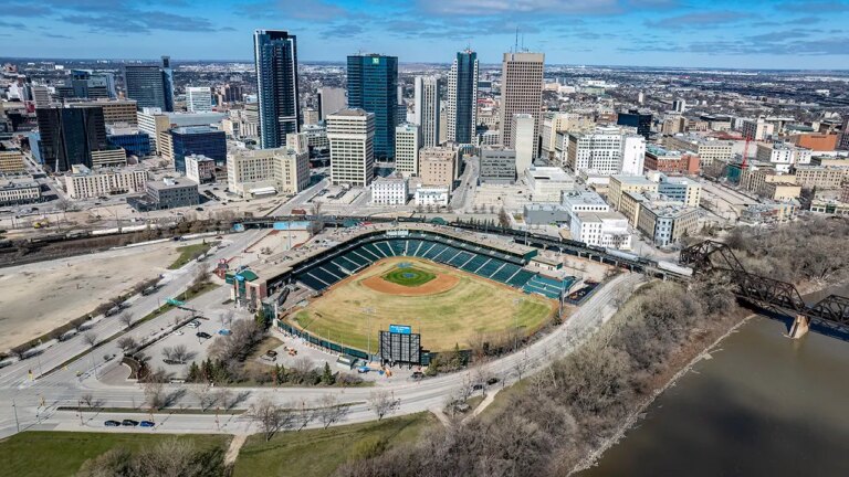 Canadian Teen Faces Arson Charges: Allegedly Sets Fire to U.S. Baseball Team’s Bus