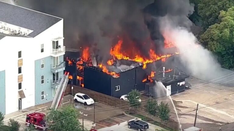 Explosion and Fire Erupt in Dallas Apartment Building, Injuring Four and Filling Sky with Smoke