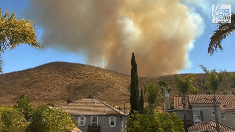 Urgent Evacuations as Sandy Fire Rapidly Engulfs Hundreds of Acres in Simi Valley, Southern California