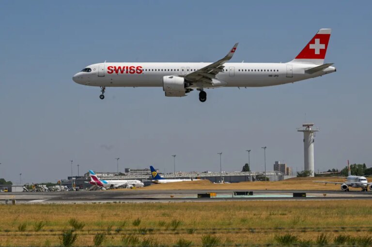 Disturbing Incident on Miami Flight: Passenger Accused of In-Flight Assault and Leaves Ominous Note