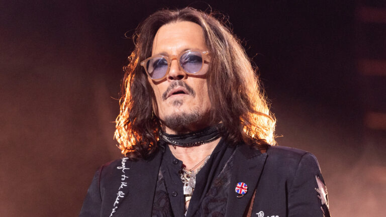 Johnny Depp’s Dramatic Gray Hair Makeover Shocks Fans: A Bold Departure from His Iconic Style