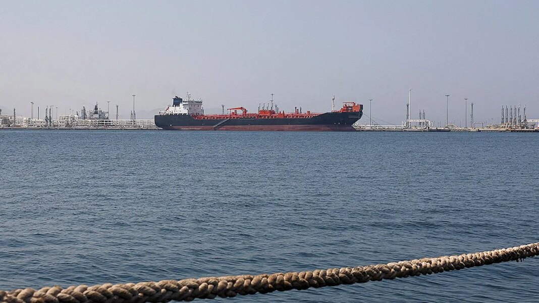 Mass tanker blackout rattles Gulf ahead of 1.35M-barrel oil transfer amid US-Iran talks: firm