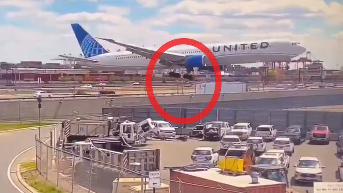 Moment United flight hits light pole and truck while landing