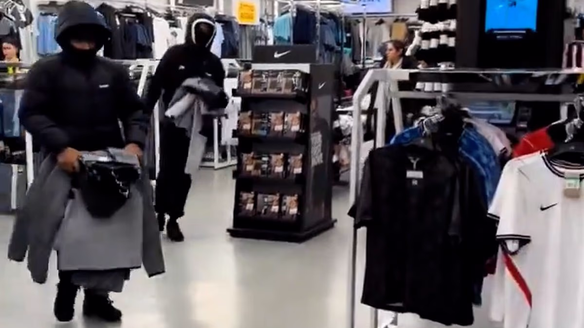 Moment youths ransack store - before workers battle to reclaim clothes