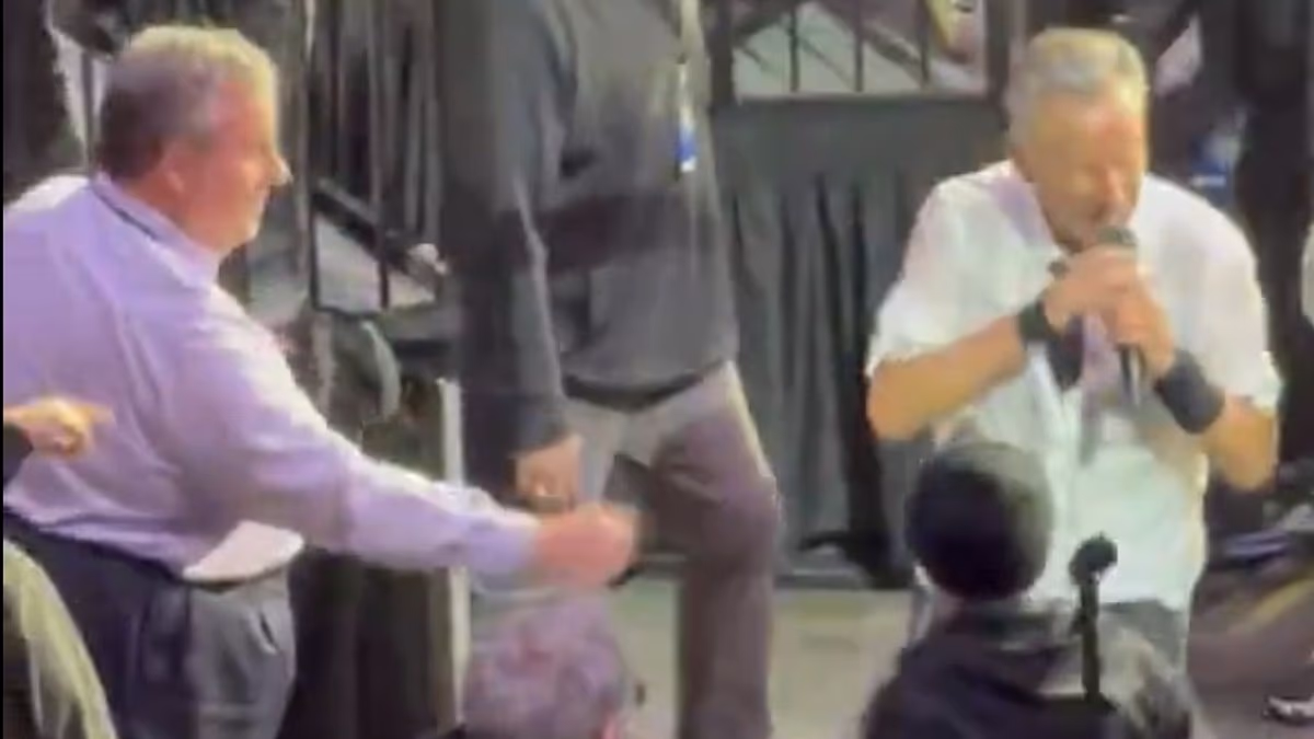 Mortifying moment Bruce Springsteen leaves Chris Christie hanging