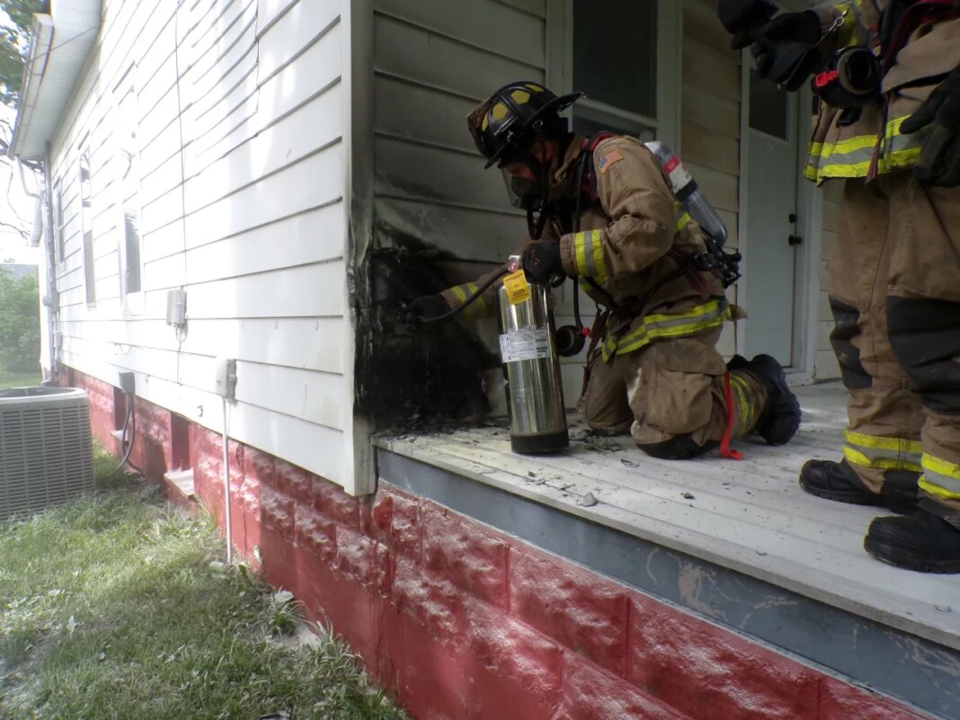 Paris agencies respond to fire on front porch of house