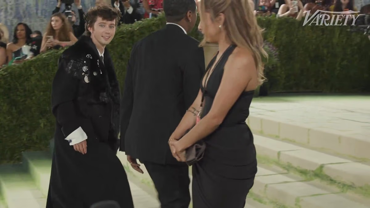 Reporter blasted for interrupting Gabrielle Union at Met Gala