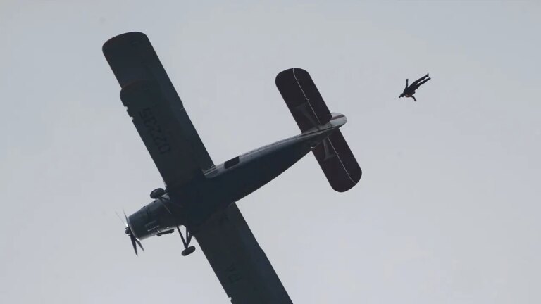Tragic Midair Collision Claims Skydiver’s Life During Group Jump in Washington