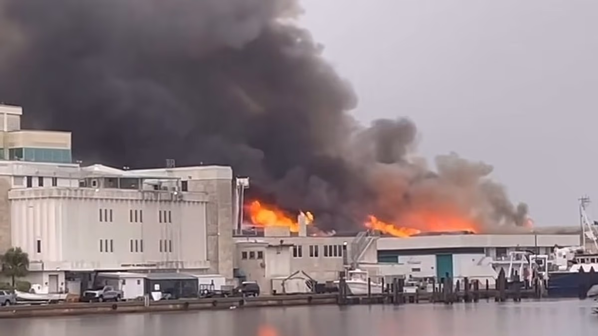 Students evacuated at Florida university as building blaze breaks out