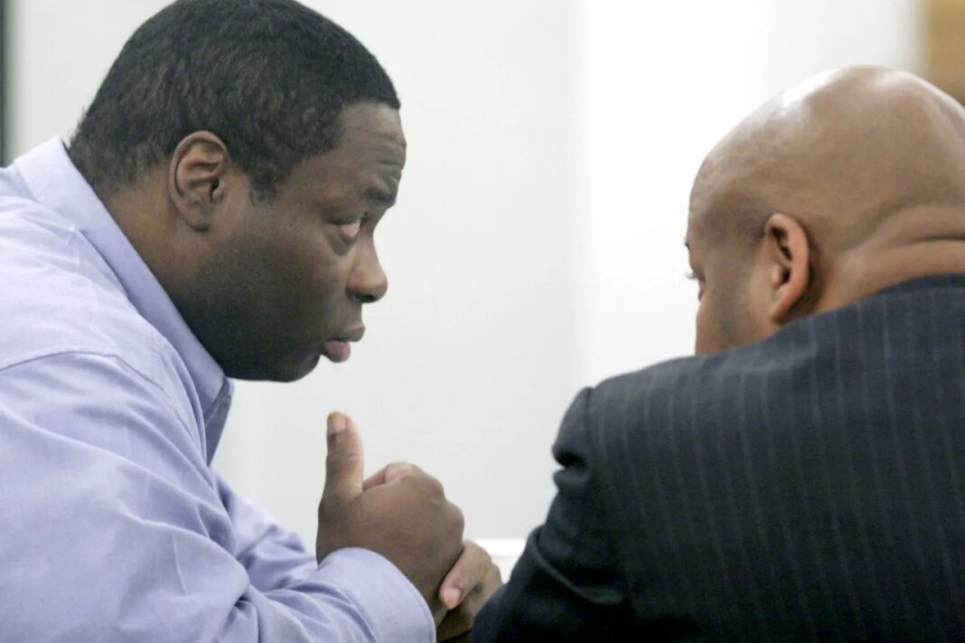 FILE - Edward Busby Jr., left, confers with attorney Steve Gordon on the second day of his capital murder trial, Nov. 10, 2005, in Fort Worth, Texas. (Rodger Mallison/Star-Telegram via AP, Pool, File)