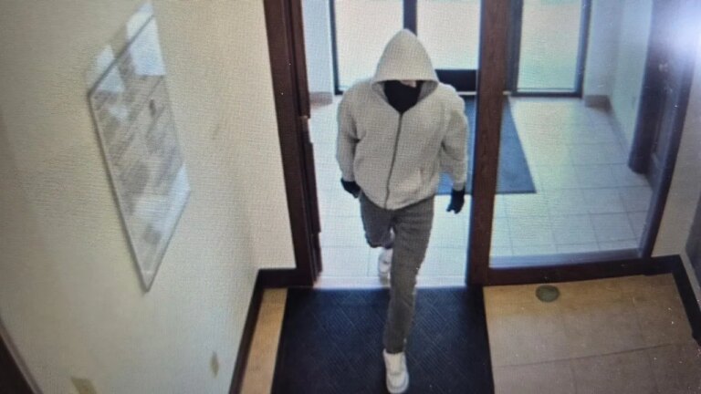 Tragic Bank Heist in Kentucky: Police on the Hunt After Two Employees Fatally Shot