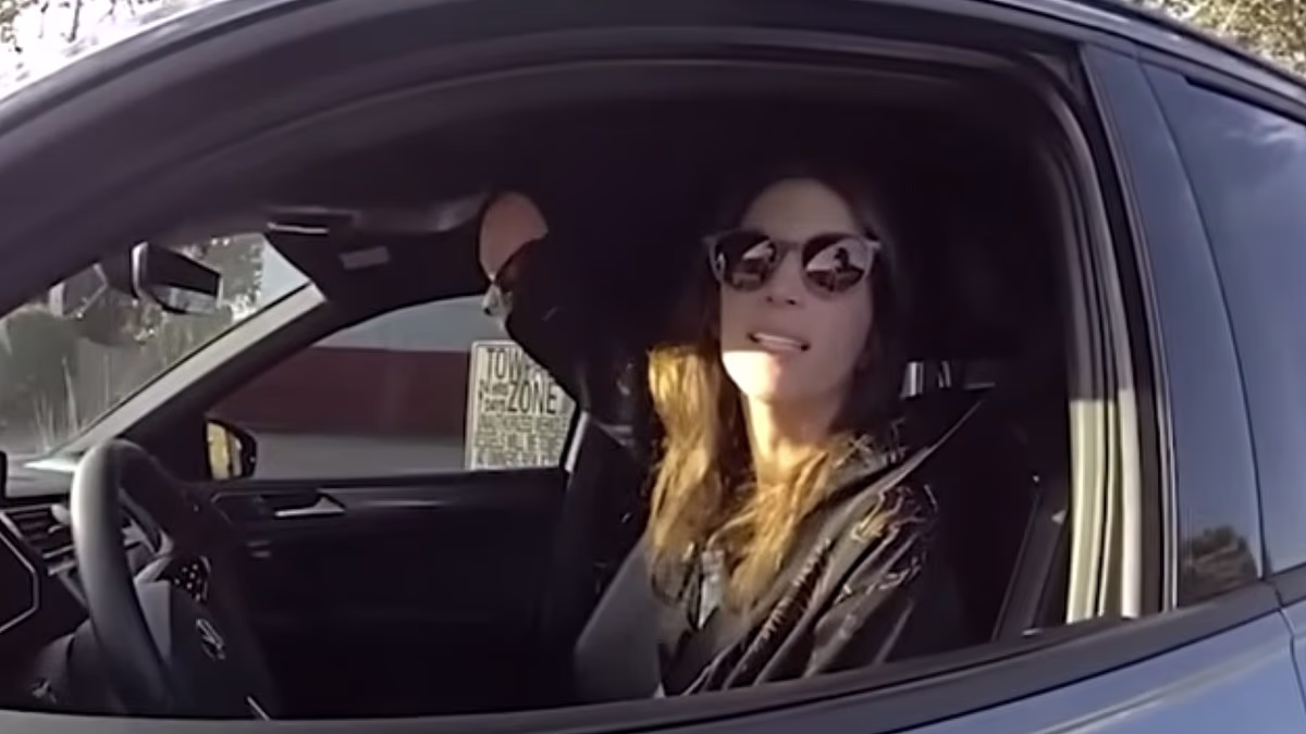Woman gets ludicrous ticket for texting while driving with one hand