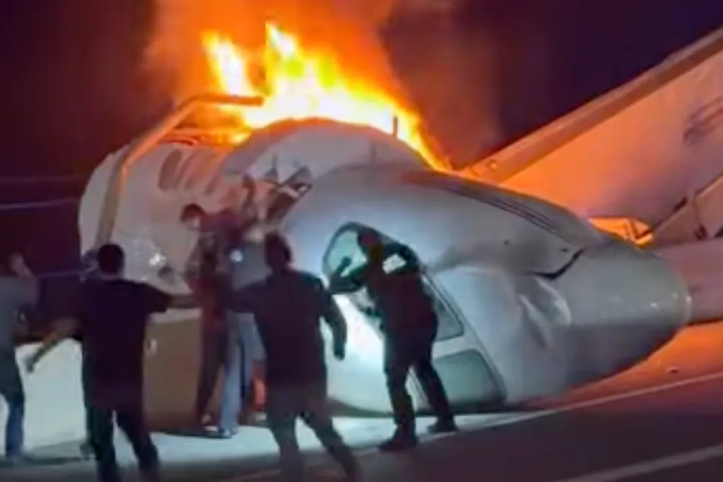 1 killed when small plane crashes on Texas highway. People leave vehicles to try to help