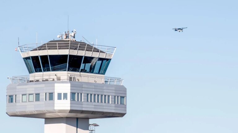 JetBlue Pilot Reports Mid-Air Drone Collision in Air Traffic Audio