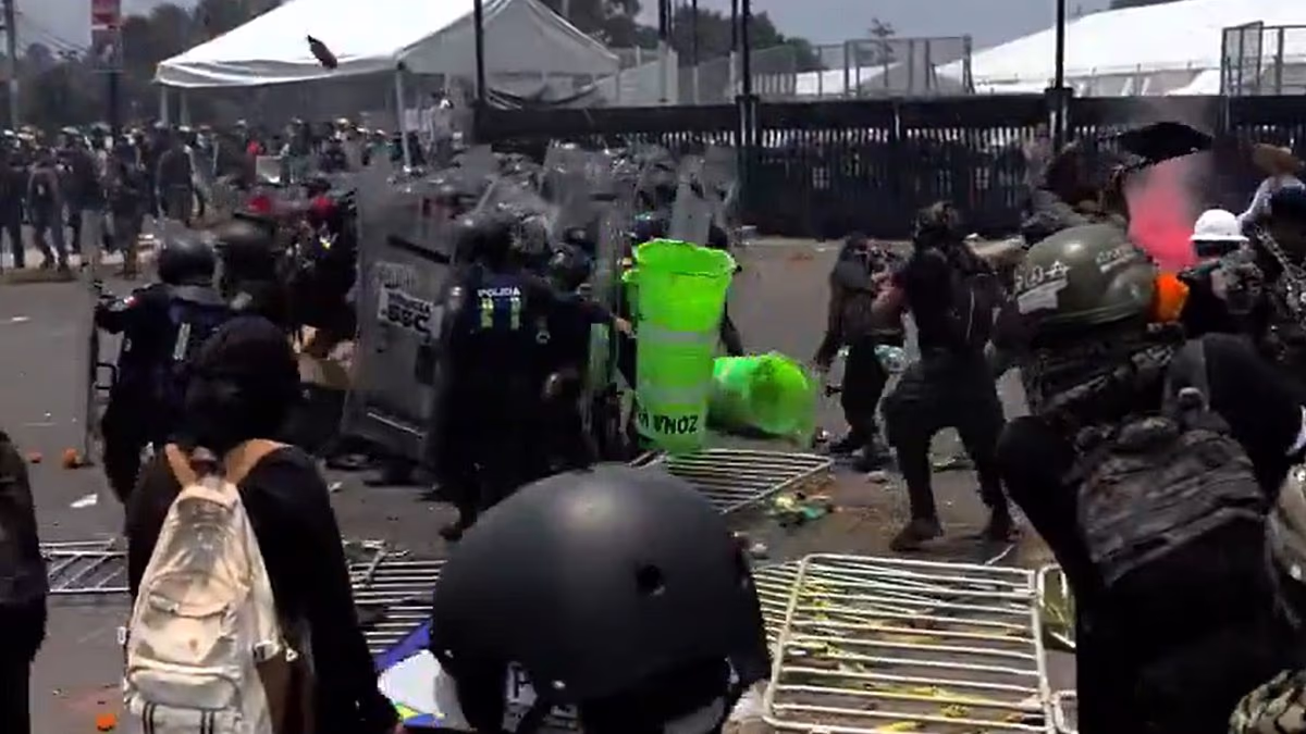 Chaos erupts outside Mexico City World Cup stadium