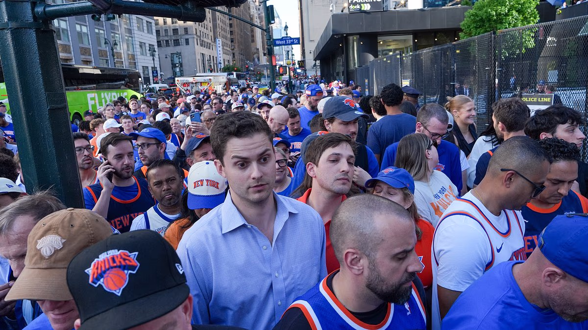 Chaos outside Madison Square Garden as thousands of NBA fans struggle to get past metal detectors and police barricades ahead of Trump's arrival