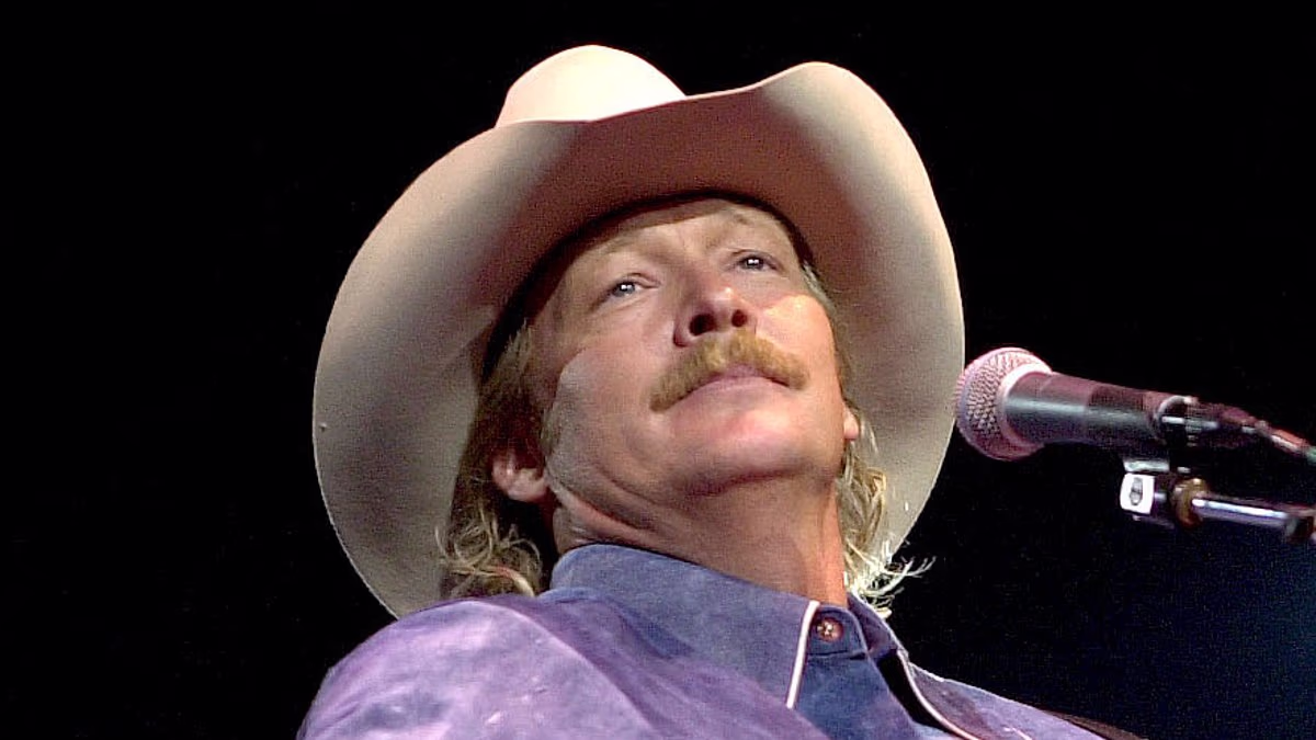 Country star Alan Jackson's last concert delayed with 'severe weather'