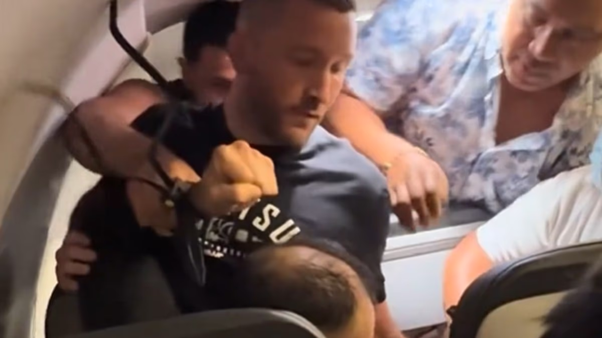 Frontier flight passengers restrain madman who tried to open jet doors