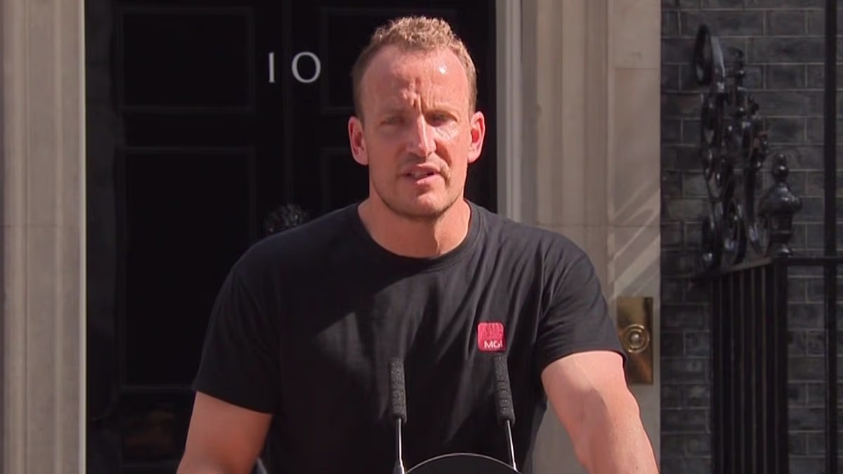 Hot podium guy is back! Social media users swoon over good-looking sound technician ahead of Keir Starmer's speech