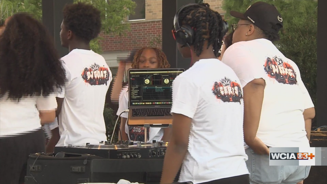 Illinois Hip Hop Camp holds crescendo performance in downtown Champaign