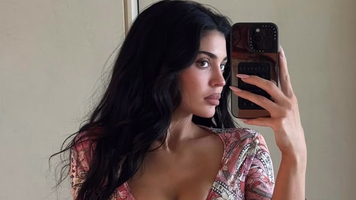 Kylie Jenner marks LA return with cleavage-baring selfies