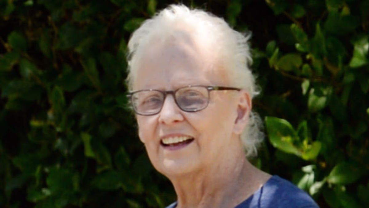 Popular 80s actress, 79, looks unrecognizable in rare outing