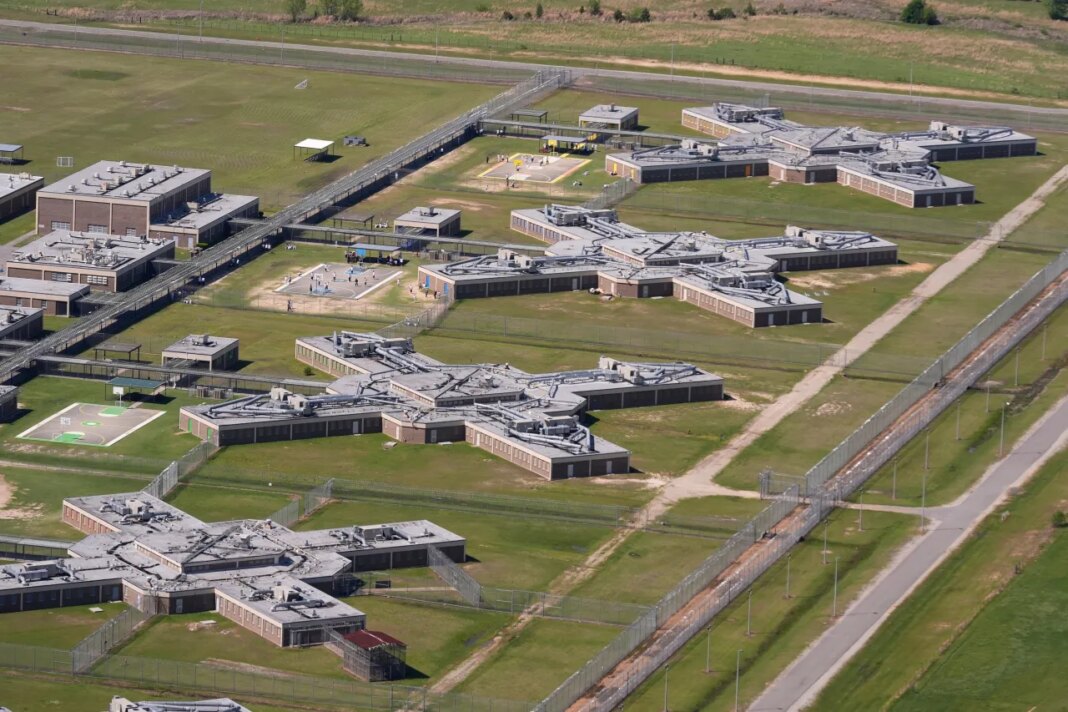 Report: ICE detainee deaths surge in Trump's  2nd term