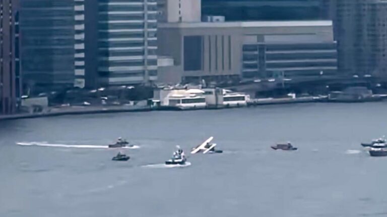Seaplane Hard Landing in NYC River: All 8 Passengers Safely Rescued