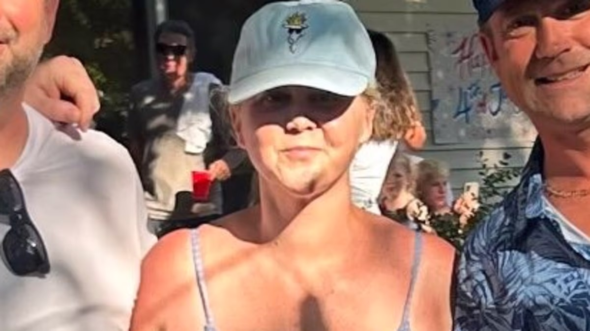 Amy Schumer celebrates 4th of July in plunging look after weight loss