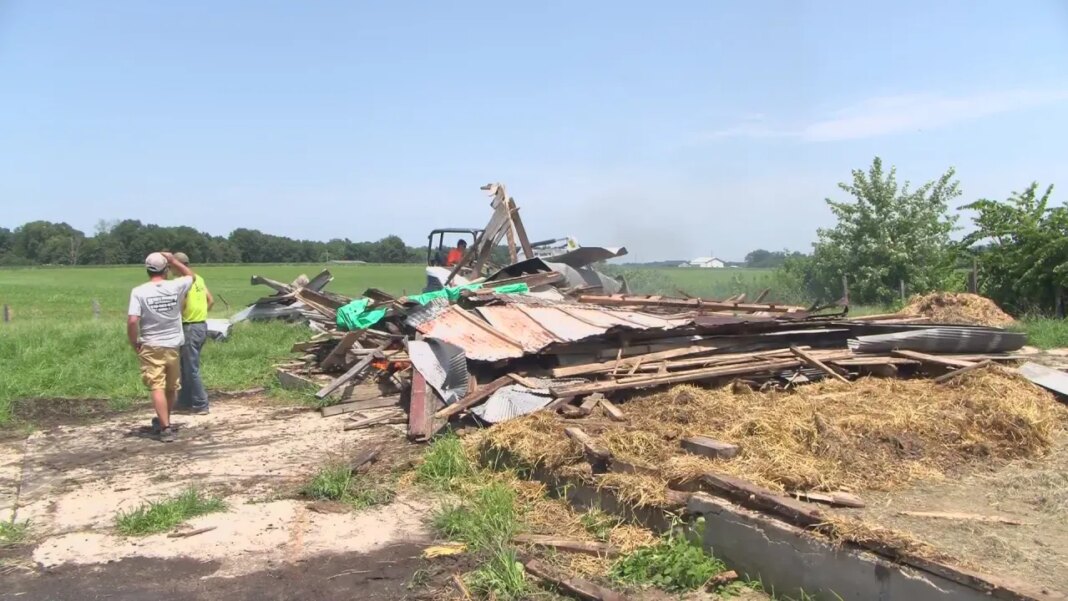 Community cleaning up after damaging winds destroy shed in Effingham Co.
