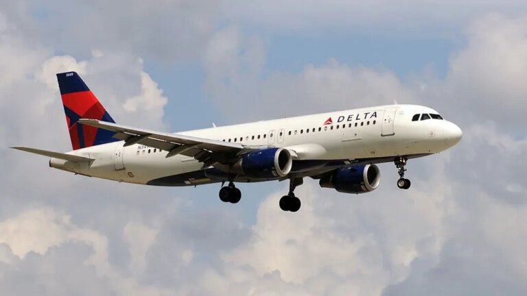 Delta Flight Encounters Fireworks Strike During Chicago Landing on Fourth of July: FAA Launches Investigation