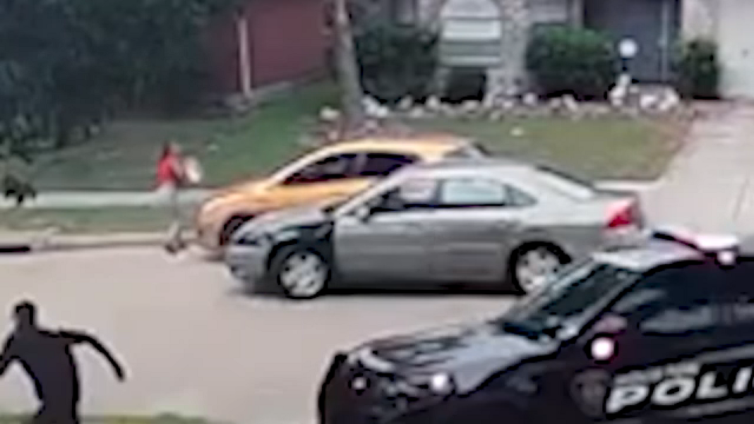 DoorDash driver completes food delivery after being struck by suspect Torrance Whitaker in Houston police chase: VIDEO
