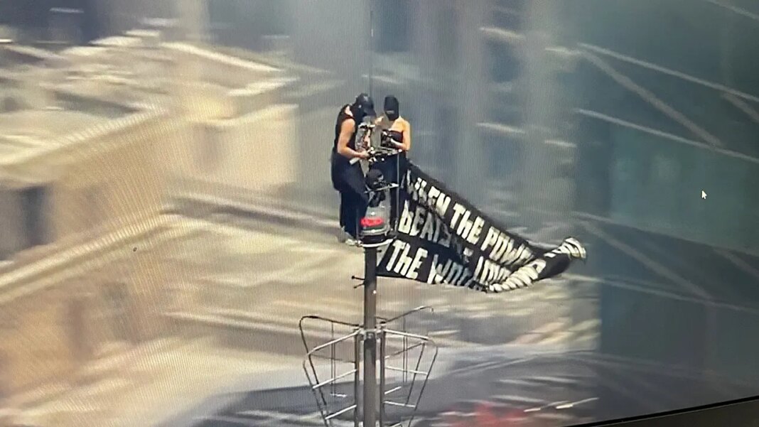 Empire State Building security under scrutiny after climbers' stunt, tourist reveals possible access point