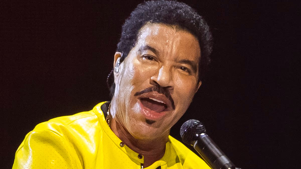 Lionel Richie, 77, RETURNS to concerts after onstage medical emergency