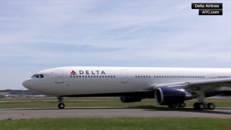 Delta Flight 1076 Encounters Firework Incident Near Chicago Midway on July 4th