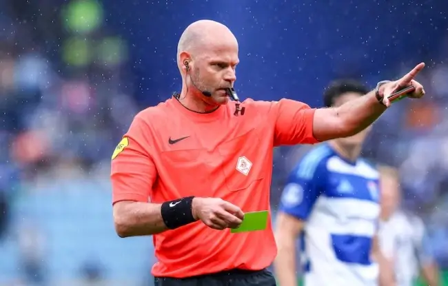 Referee Rob Dieperink