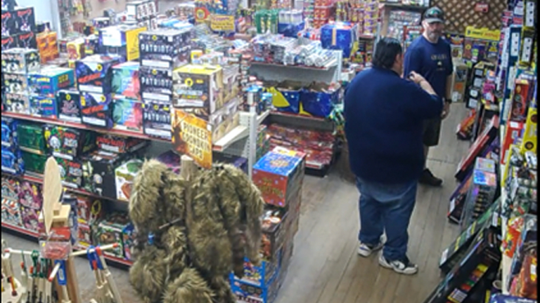 Brave Store Clerk Thwarts Ex-Navy SEAL’s Explosive Plot Against Police During No Kings Protest