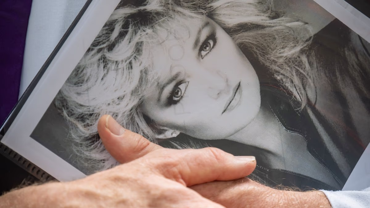 Bonnie Tyler's family congregate at late icon's funeral