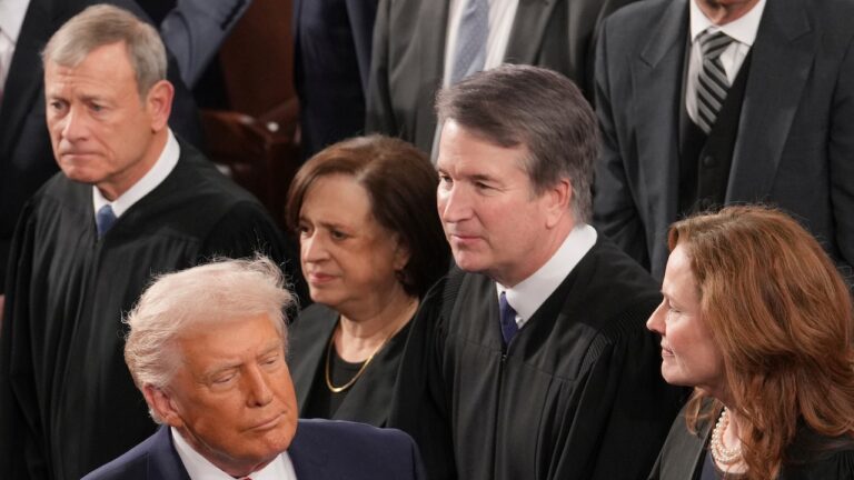 Roberts Says Trump Ballroom Likely Unlawful in Sharp Dissent