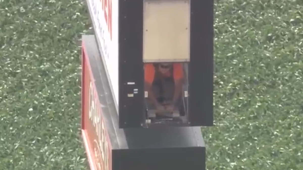 Electrician stuck at top of 130-ft sign recorded goodbye message
