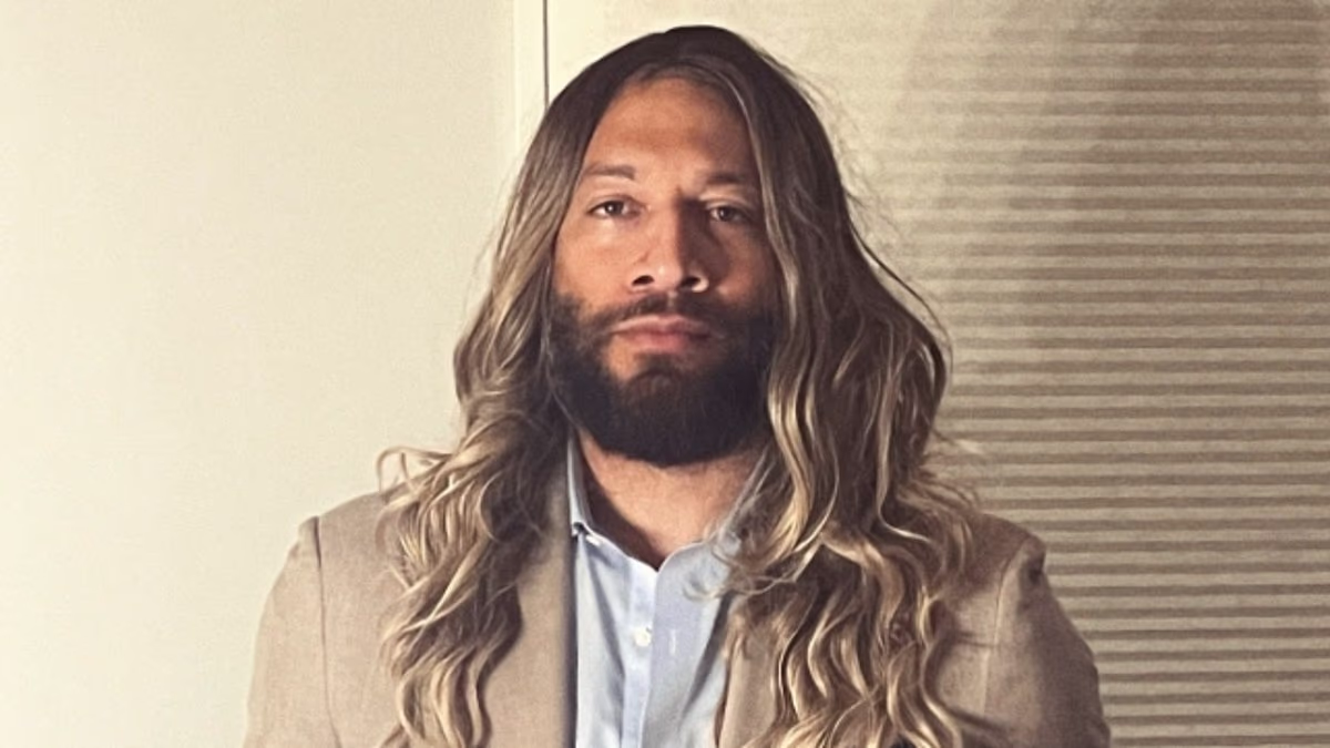 Ex-NBA player who has declared for the WNBA Draft poses in a wig