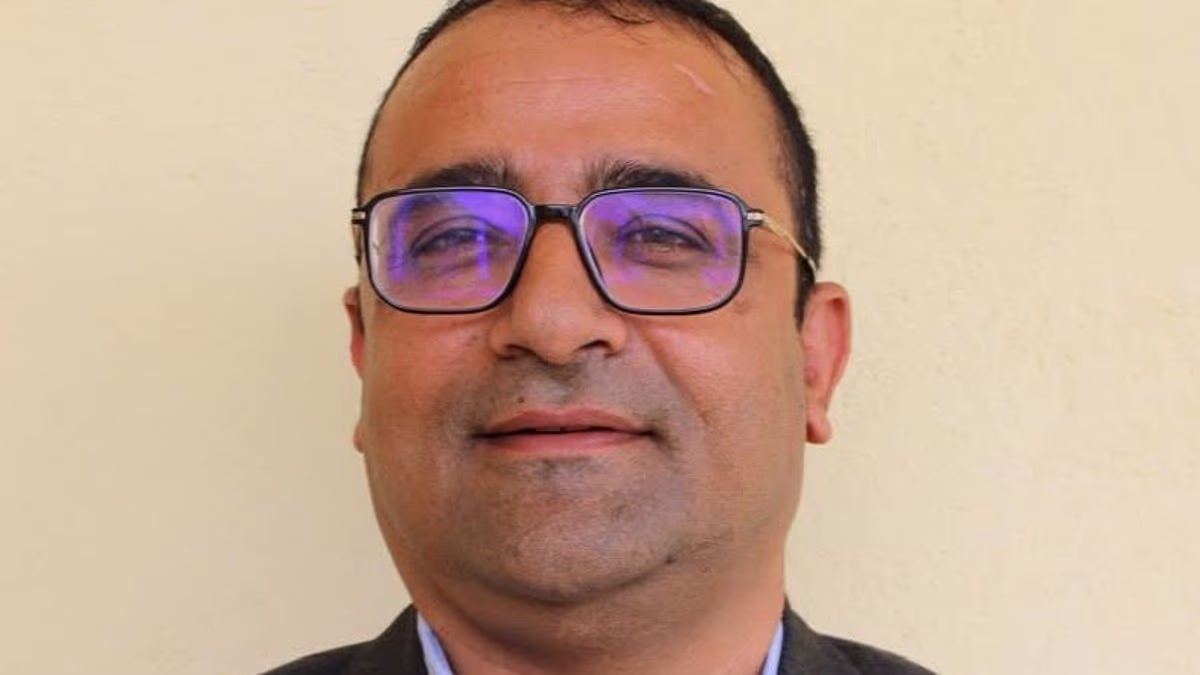 Hero teacher saves lives of 1,600 children in Nepal floods