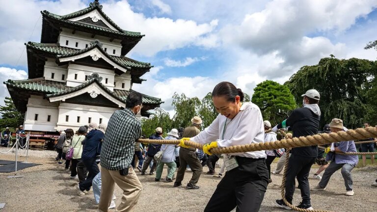Volunteers Unite to Hand-Pull 360-Tonne Historic Japanese Castle Back to Its Glory