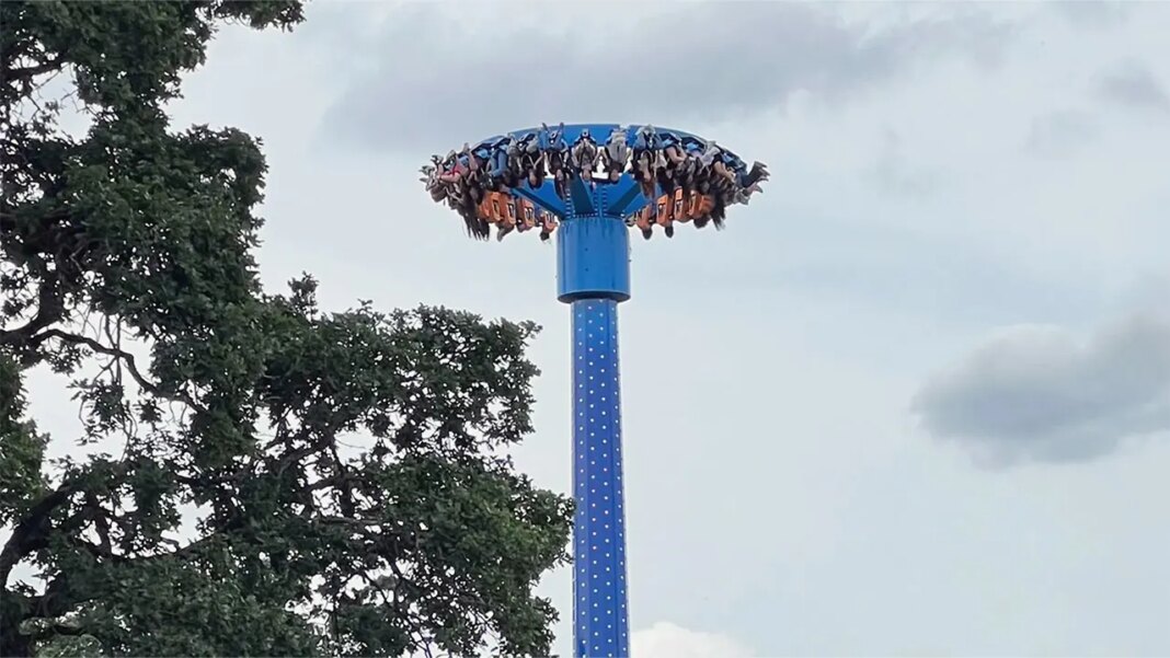 Jury awards teens $550K after Oregon amusement park ride left them hanging upside down: report