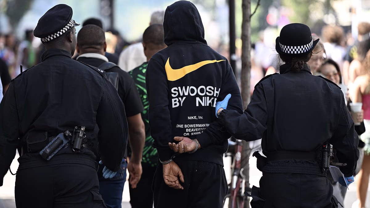 Man fleeing police at Notting Hill Carnival dies as arrests pass 500