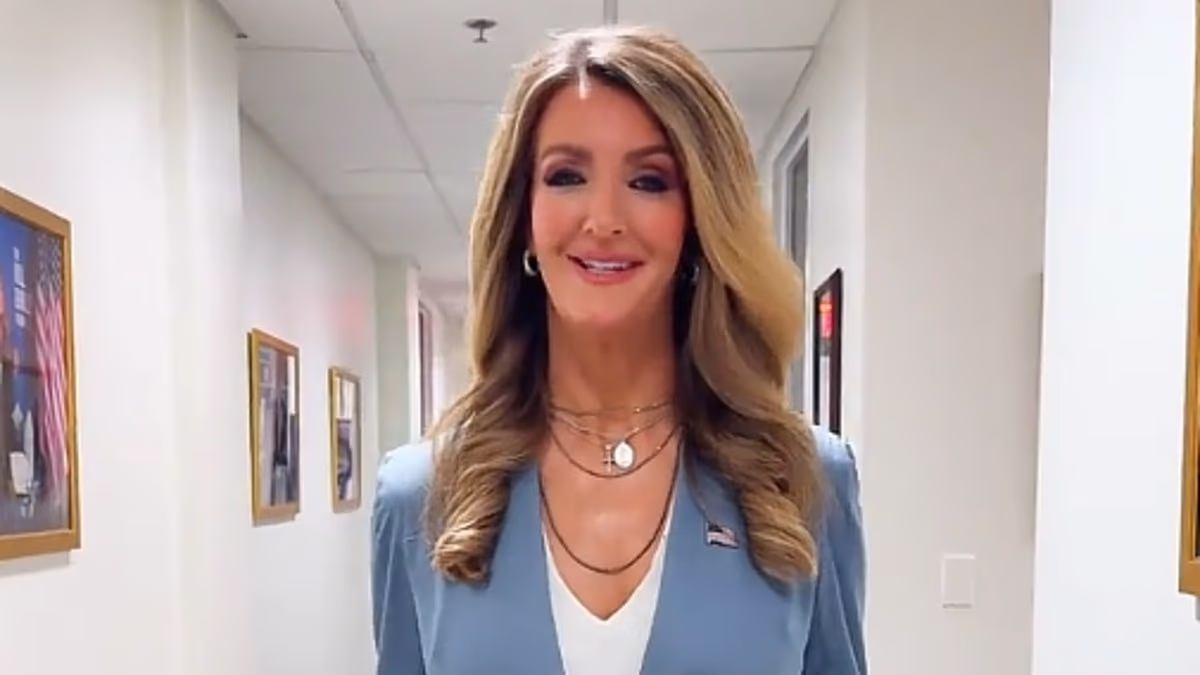 New Trump appointee goes viral for 'awkward' video with empty binder