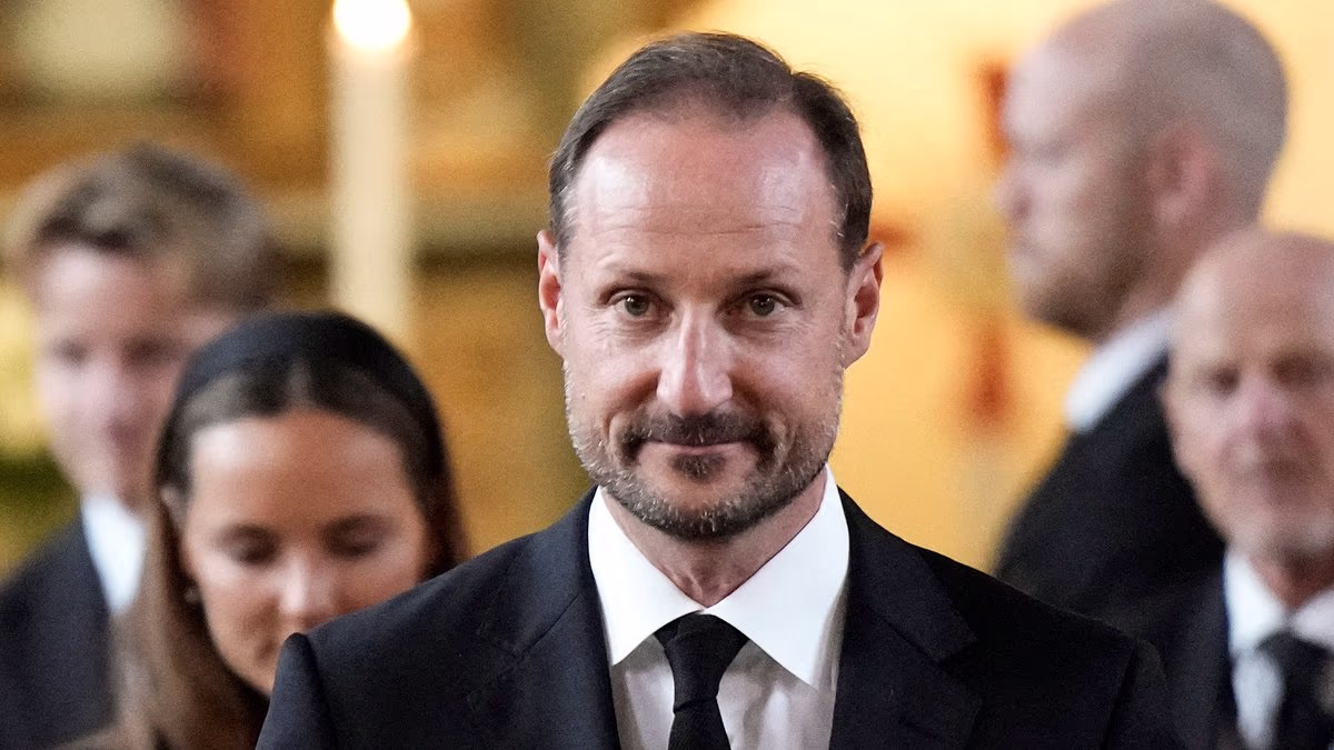 Norway's King Haakon VIII leads family to memorial service for father