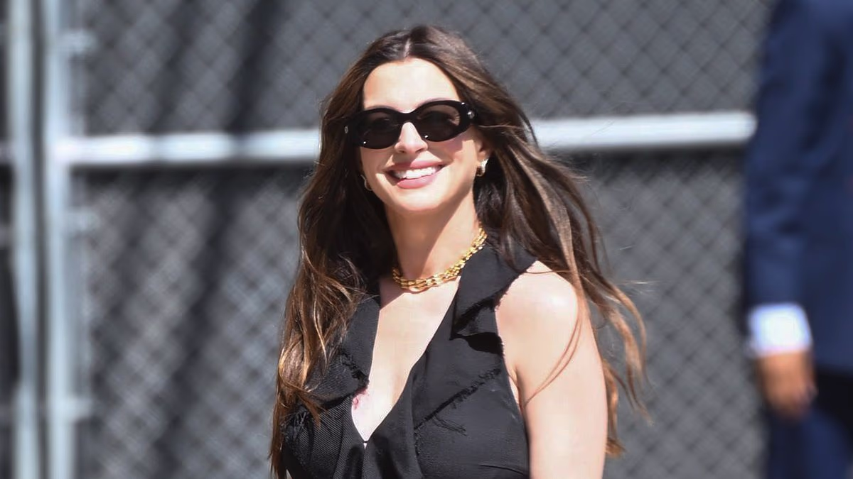 Pregnant Anne Hathaway flashes baby bump at Jimmy Kimmel