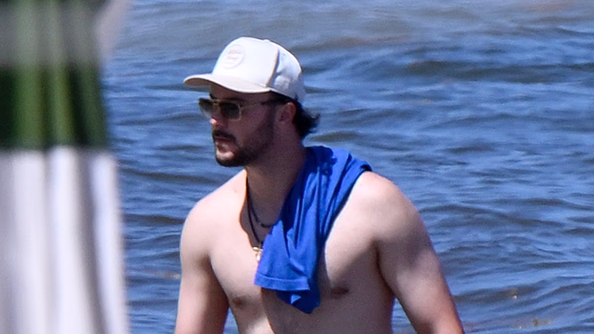 Struggling Skenes hits the beach with 'dad bod' alongside Livvy Dunne