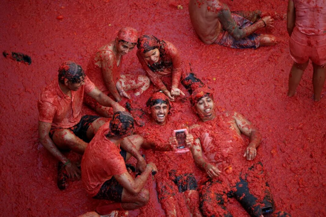 Thousands descend on Buñol, Spain for annual La Tomatina food fight